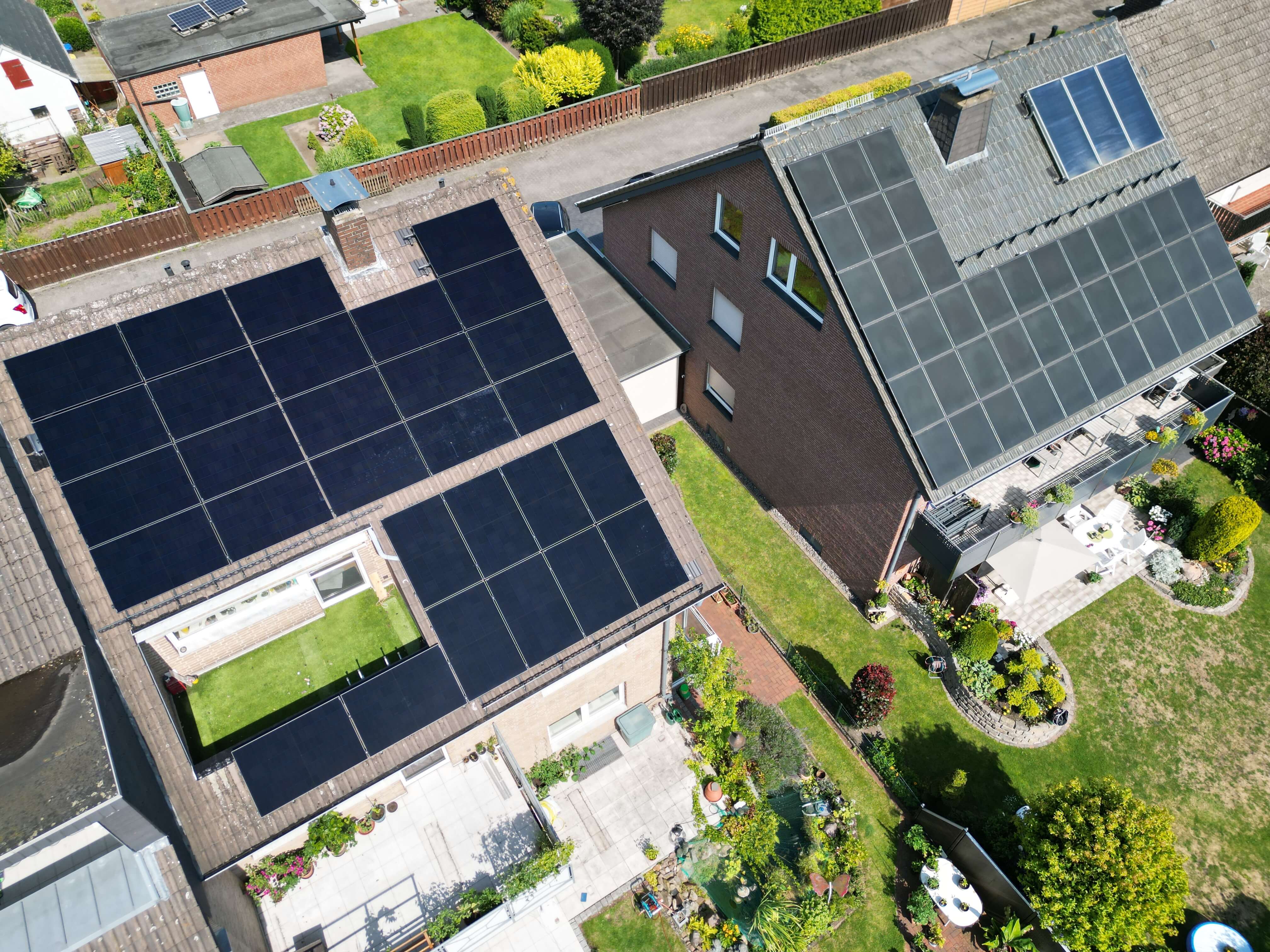 Zwei Wohnhäuser mit Photovoltaikanlagen auf dem Dach