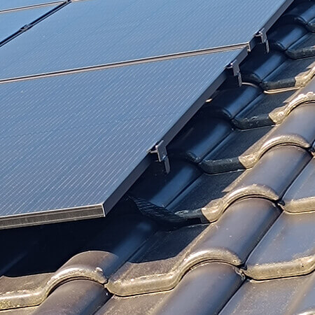 Photovoltaikmodul auf einem Ziegeldach installiert