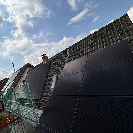 Mit Dachdeckerschutzger&uuml;st gesicherte Photovoltaikmontage auf einem Steildach