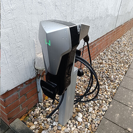 Wallbox an einen frei stehenden Aluminiumst&auml;nder geschraubt