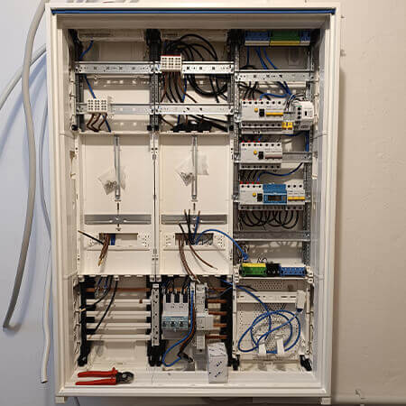 Neuer Z&auml;hlerschrank w&auml;hrend der Verdrahtungsarbeiten