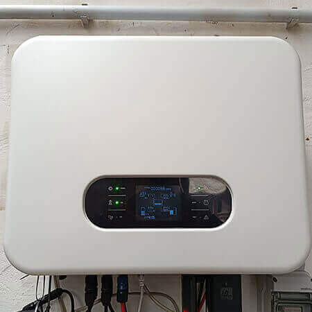 Hybridwechselrichter an einer Wand montiert