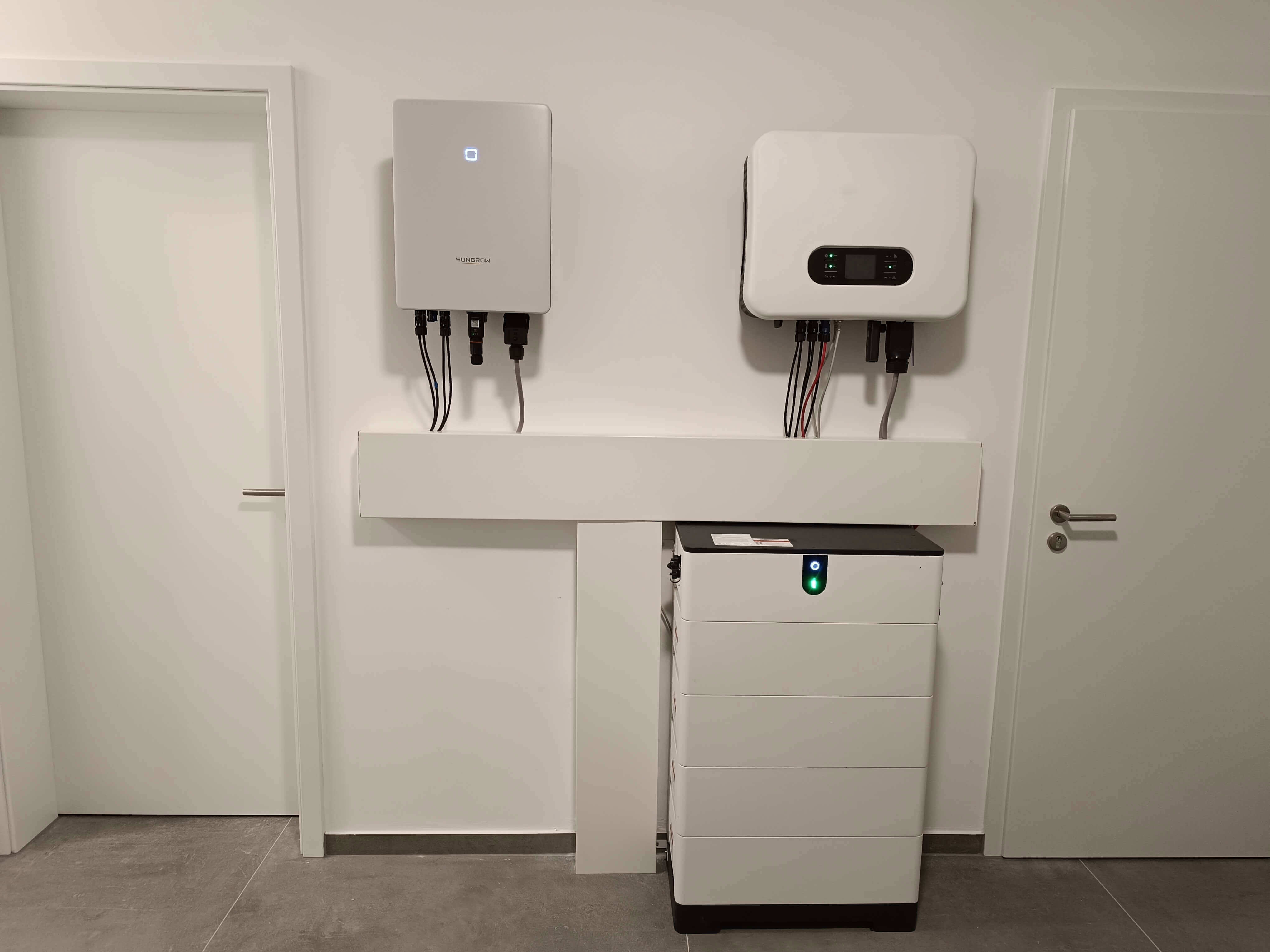 2 Wechselrichter mit einem Batteriespeicher an einer schicken Kellerwand