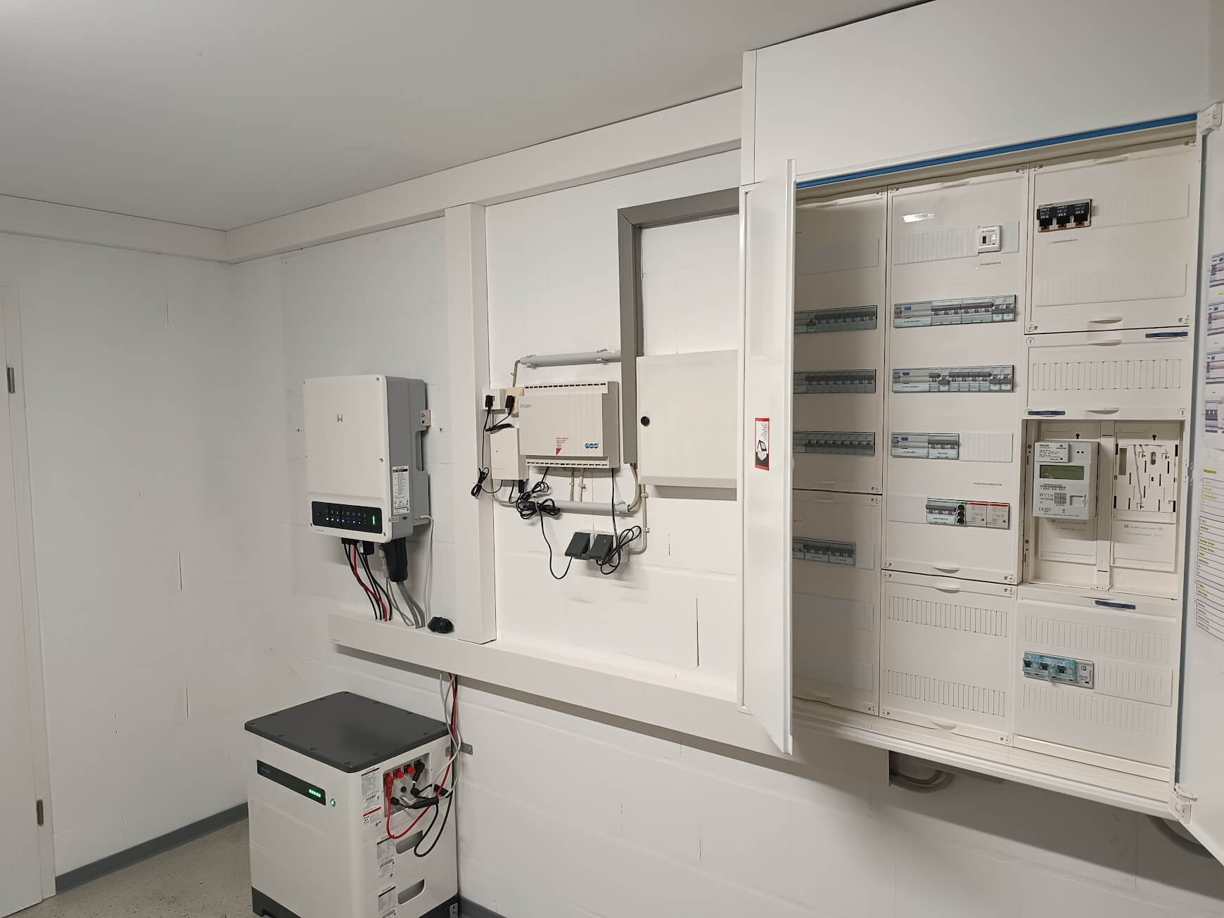 Ein offener Zählerschrank an einer Wand montiert