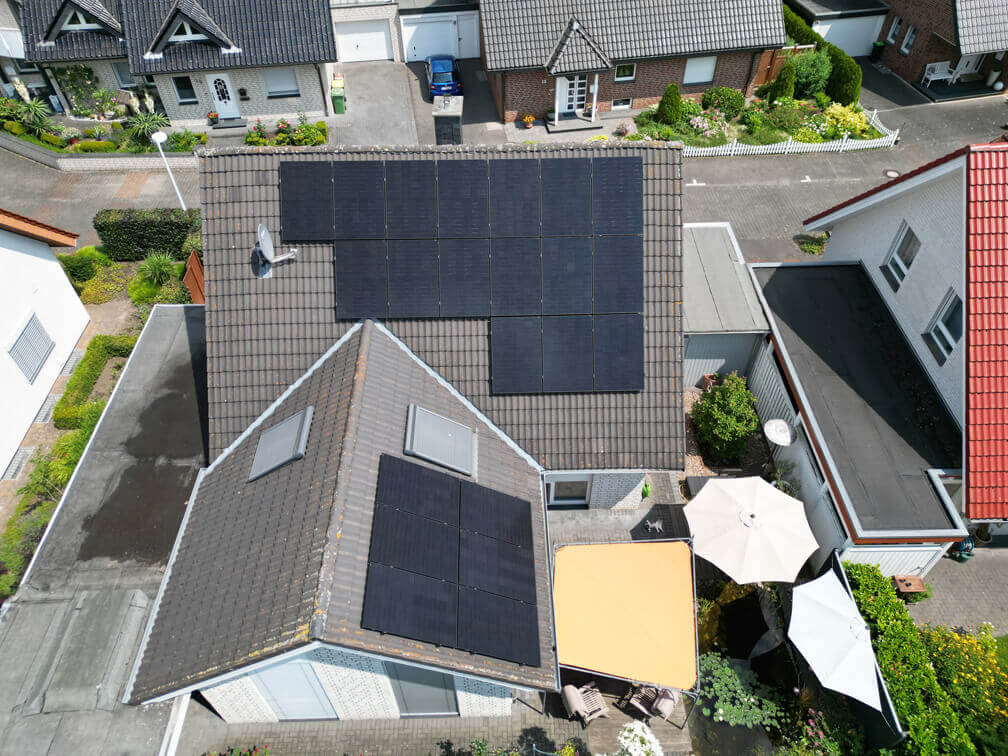 West- und S&uuml;ddach mit Photovoltaik belegt