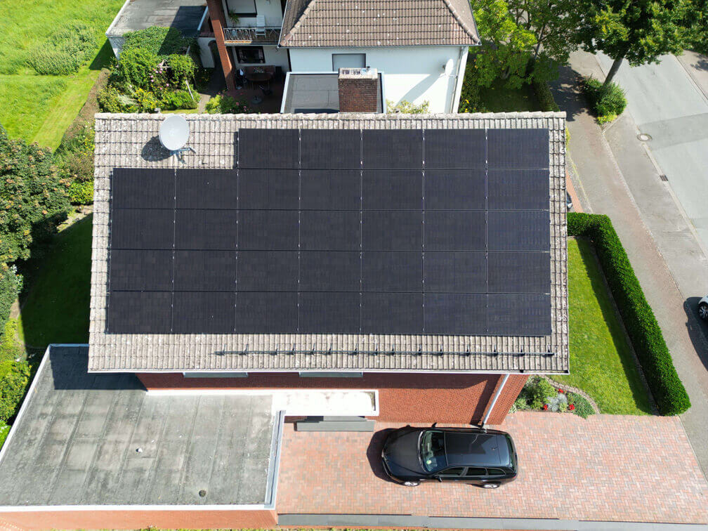 Unsere Hauptlieferanten sind Dahaisolar für Hybridwechselrichter, Hochvoltsstromspeicher und Photovoltaikmodule für Photovoltaikanlagen. Weitere Hersteller mit denen wir arbeiten sind Aiko, Goodwe und Sungrow. Das Bild zeigt die Herstellerlogos und 2 Photovoltaikmodule